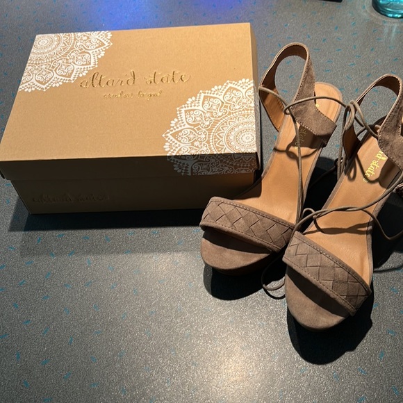 Altard’d State Tan Wedges with original box. - Picture 6 of 6